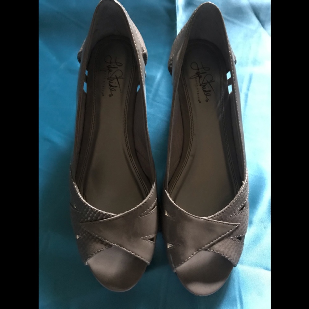 Easy Spirit gray pat. leather heels. 9 1/2M.
